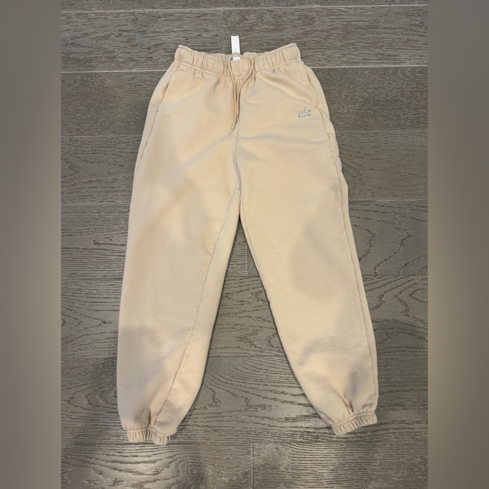 ALO Yoga women’s Beige Joggers